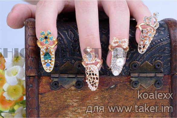 Необычного вида колечко (бижутерия)